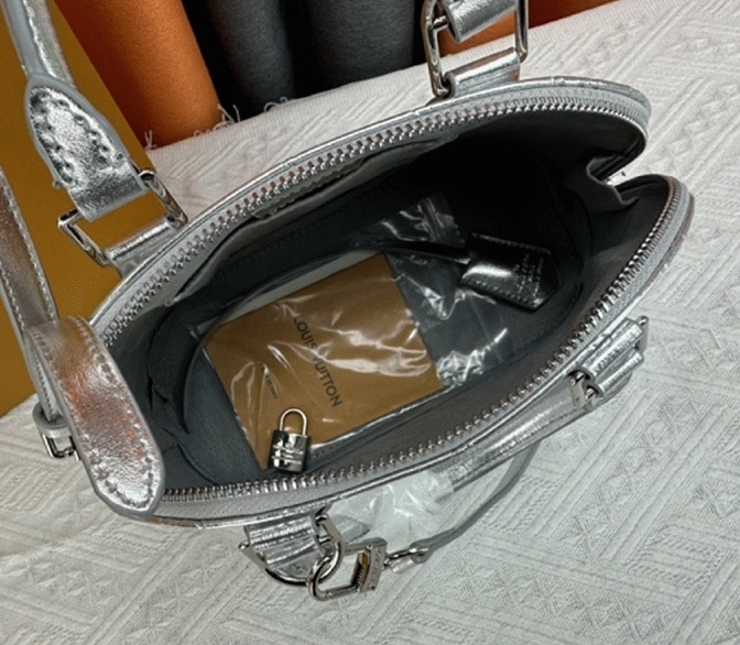 Louis Vuitton Other Monogram Canvas Alma BB angle 4
