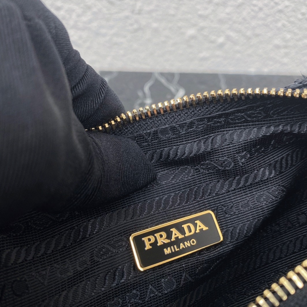Prada Re-Edition Shoulder Bag Replica in Black angle 3