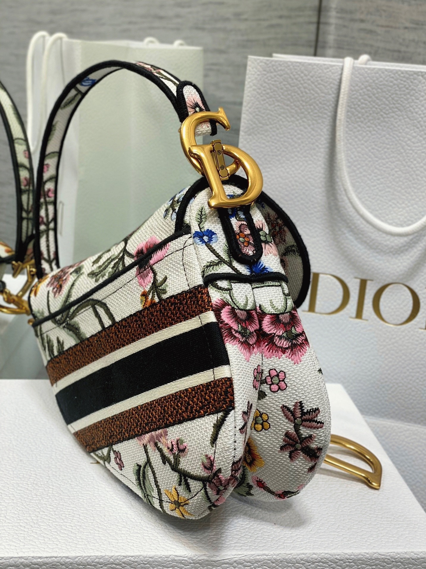 Dior Saddle Bag Fake in White Multicolor Dior Petites Fleurs Embroidery angle 2