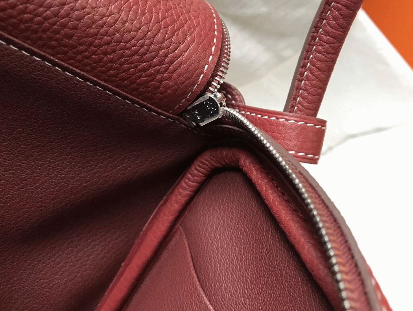 Knockoff Hermes Lindy 26cm handbag in bordeaux angle 3