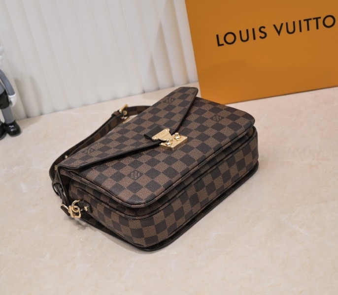 LV Damier Ebene Canvas Metis M40780 angle 4