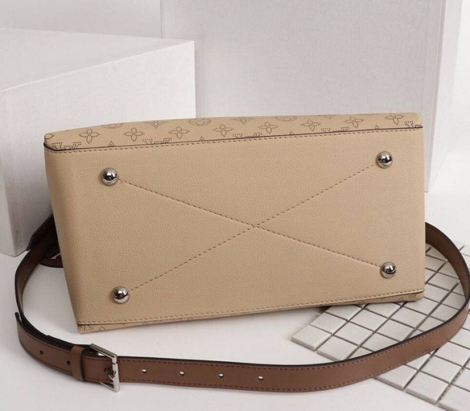 LV Mahina Beaubourg MM Hobo In Beige angle 4