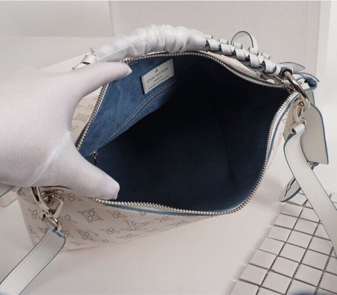 LV Mahina Beaubourg MM Hobo In Off White angle 5