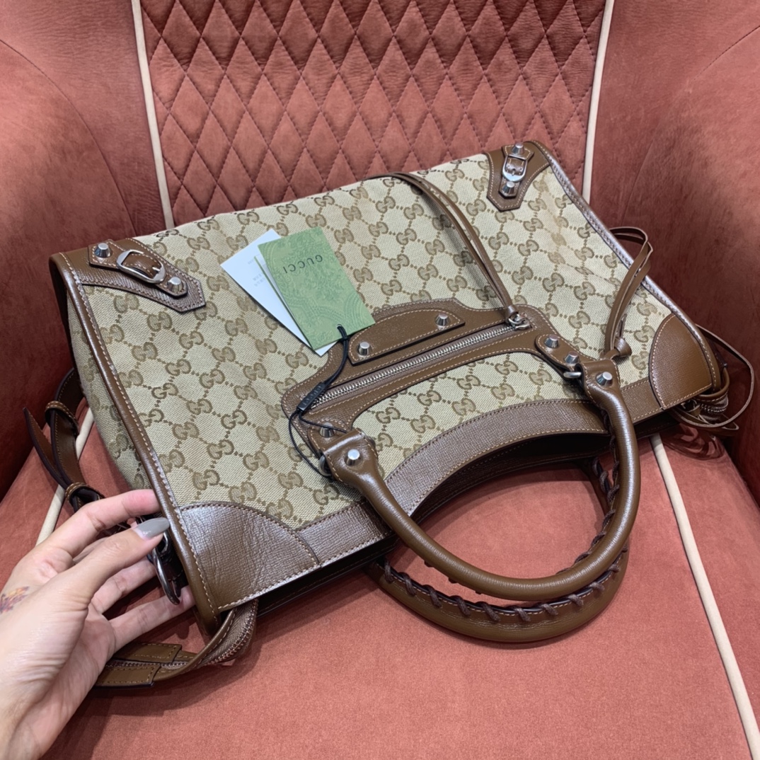 G7 x Balenciagα angle 3
