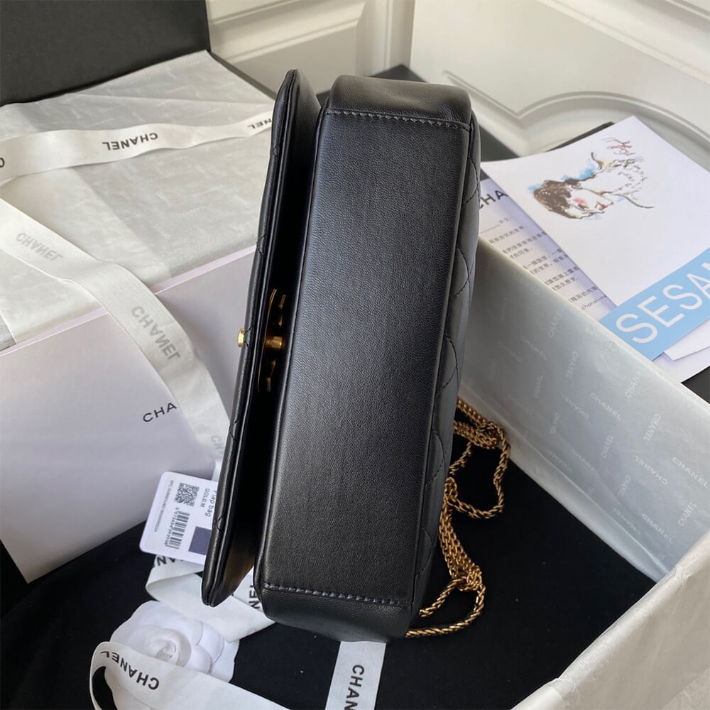 CHANEL FLAP BAG angle 4