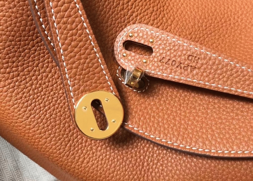 Luxury replica Hermes Lindy 26cm handbag in gold angle 5