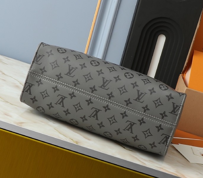 Monogram Ink OnTheGo MM In Trianon Gray angle 4