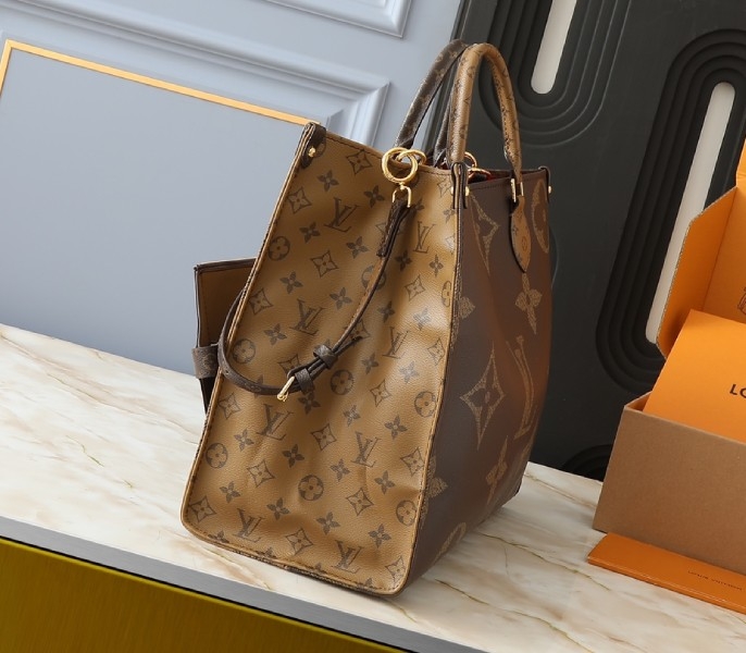Monogram Reverse Canvas OnTheGo Voyage angle 3