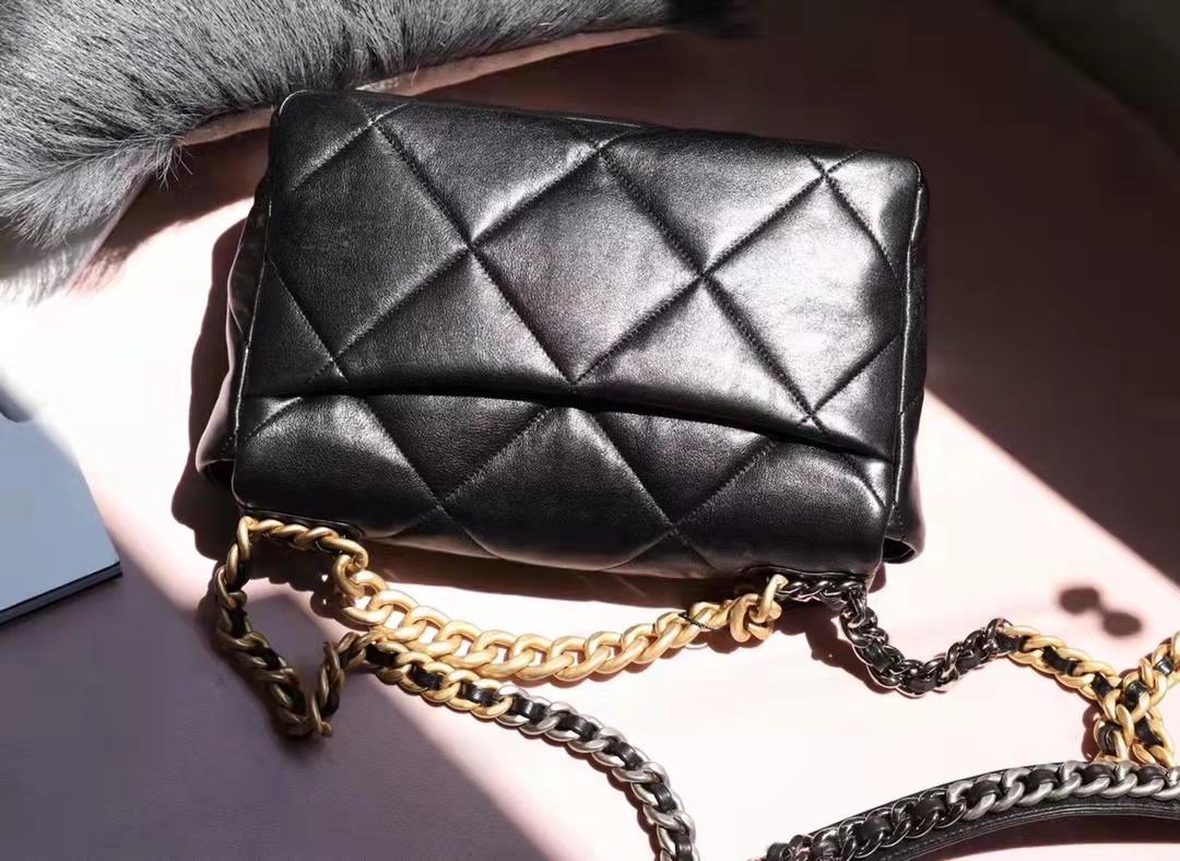 CHANEL 19 LARGE HANDBAG angle 5