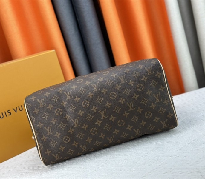 Louis Vuitton Monogram Canvas Speedy P9 Bandouliere 40 Bag angle 5
