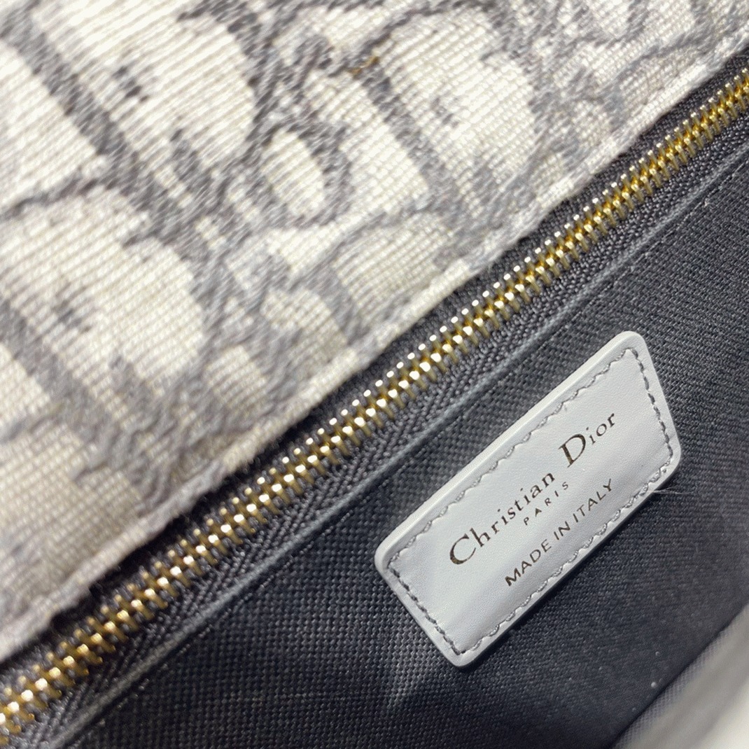 Dior 30 Montaigne Medium Bag Fake in Grey Dior Oblique Jacquard angle 5