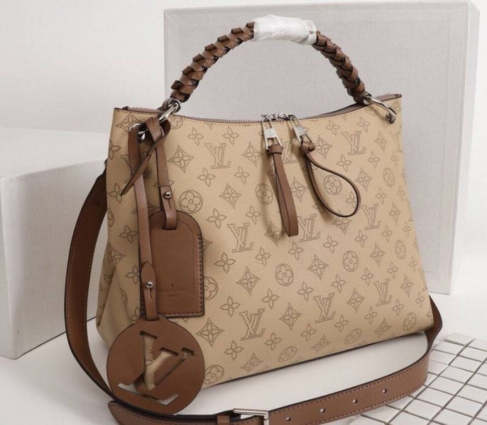 LV Mahina Beaubourg MM Hobo In Beige angle 2