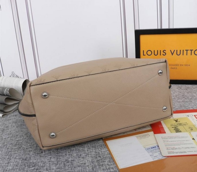LV Mahina Carmel Hobo In Galet Gray angle 4