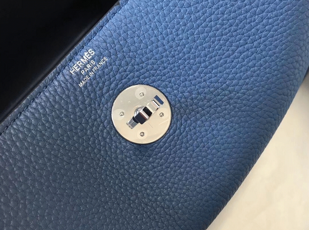 Fake luxury Hermes Lindy 26cm bag in blue agate color angle 3