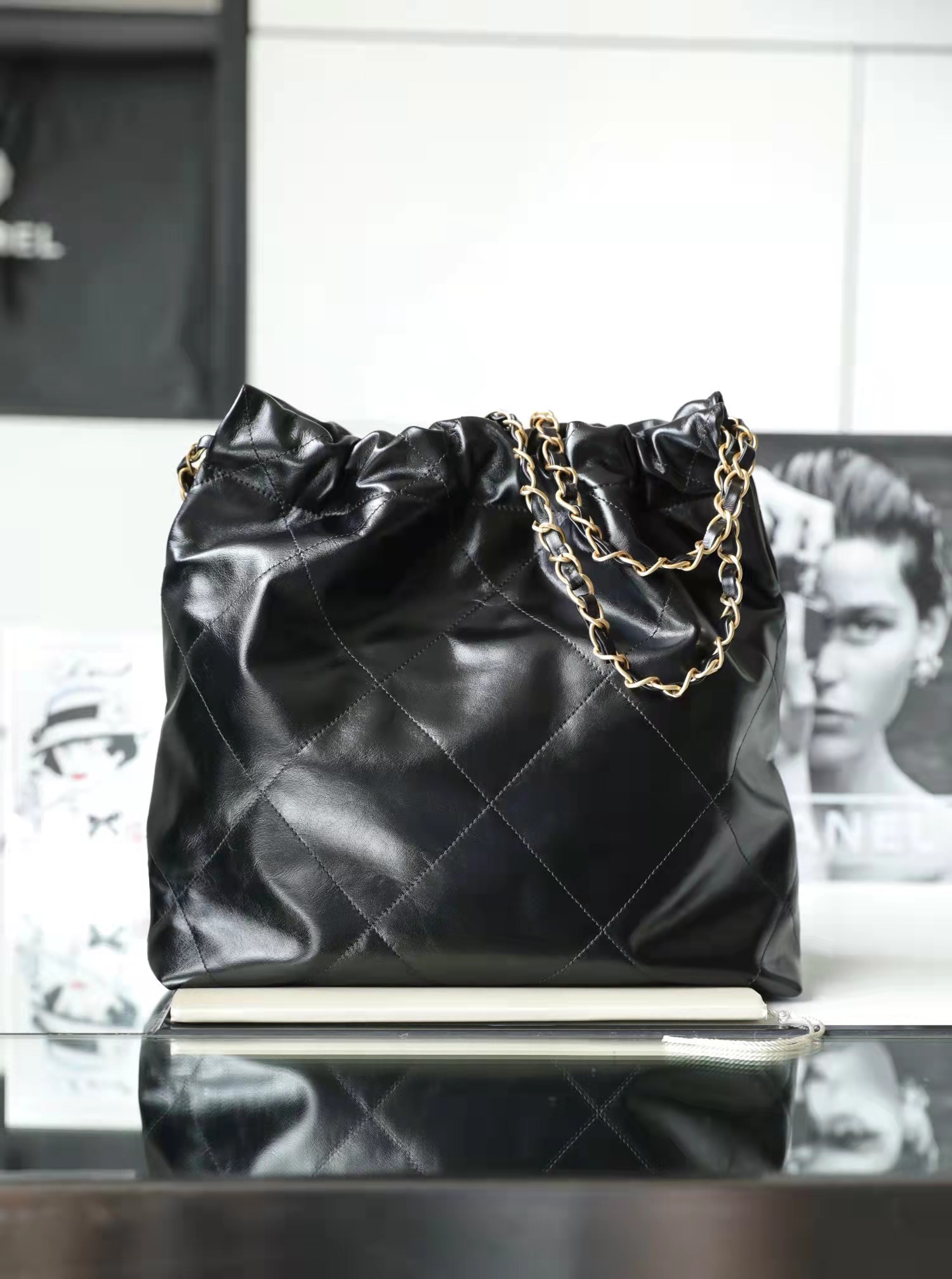 Chanel 22 Medium angle 4