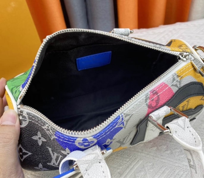 Louis Vuitton J Hope X Keepall Bandouliere 25 Multicolor Travel Bag In Two Eyes Patches angle 5