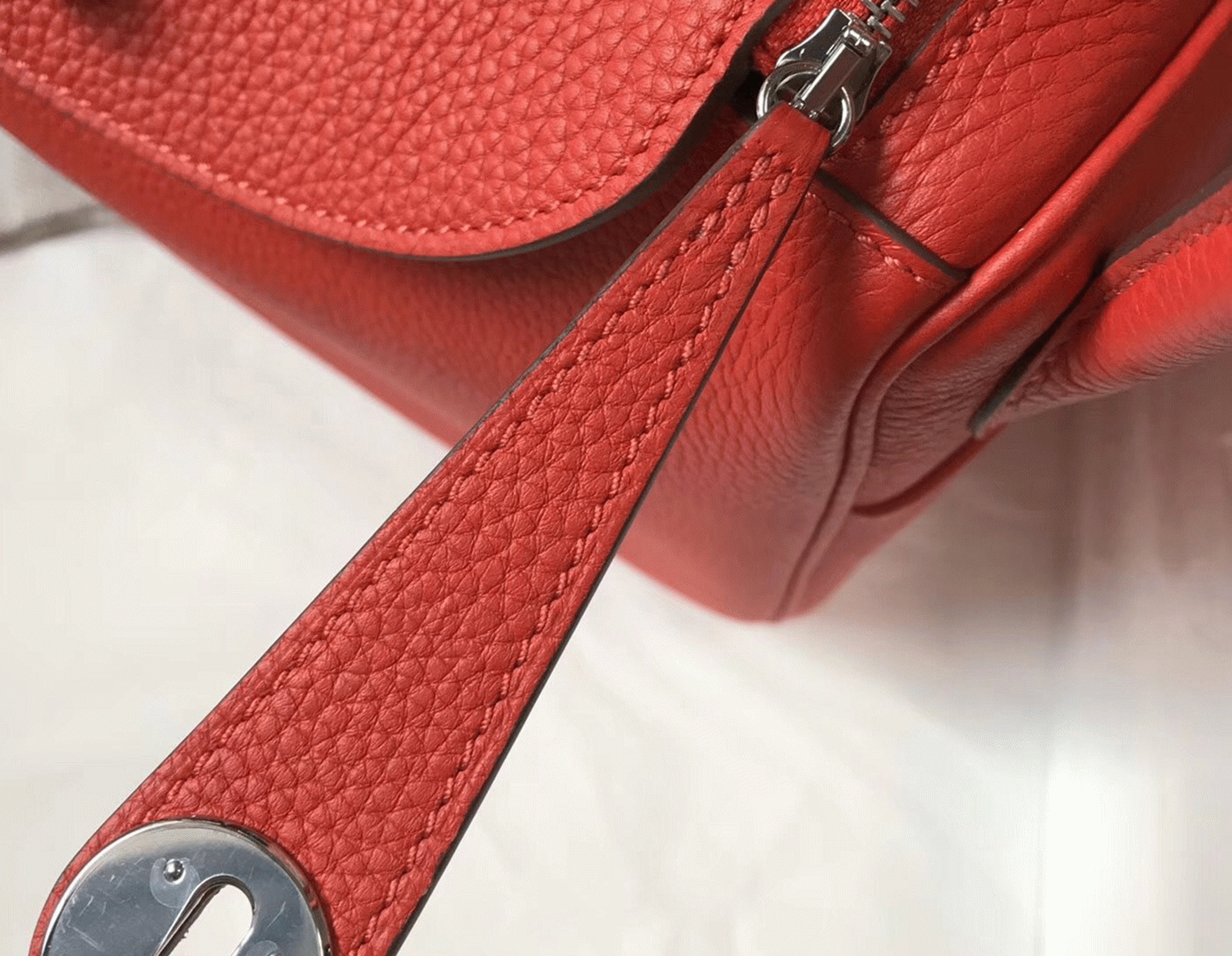 Fake Hermes Lindy 26cm handbag in red angle 5