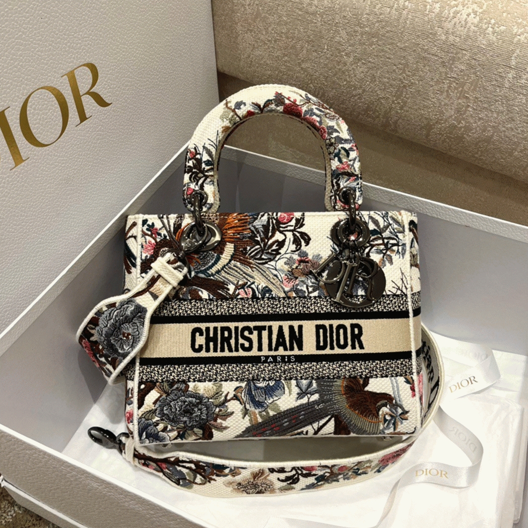 Dior Lady D-Lite Medium Bag Imitation in White Jardin d Hiver Embroidery angle 3