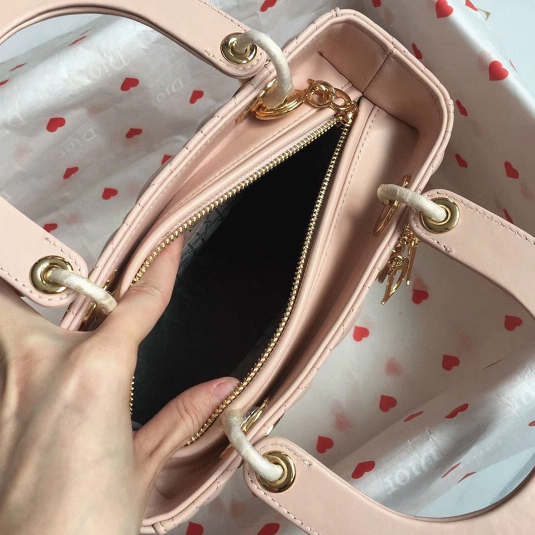 Dior Lady Dior Medium Bag Replica in Powder angle 3