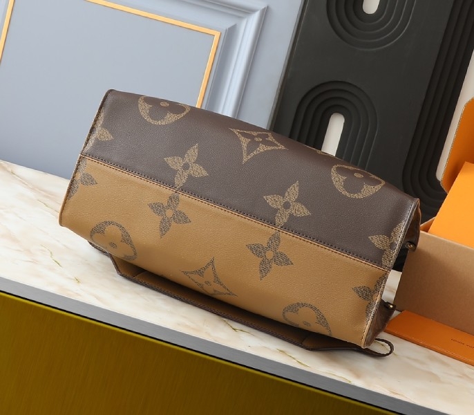 Monogram Reverse Canvas OnTheGo Voyage angle 4