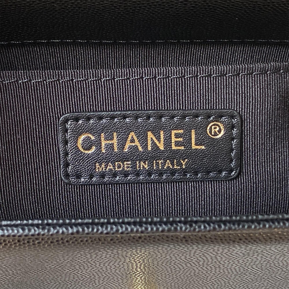 BOY CHANEL FLAP BAG WITH HANDLE angle 4