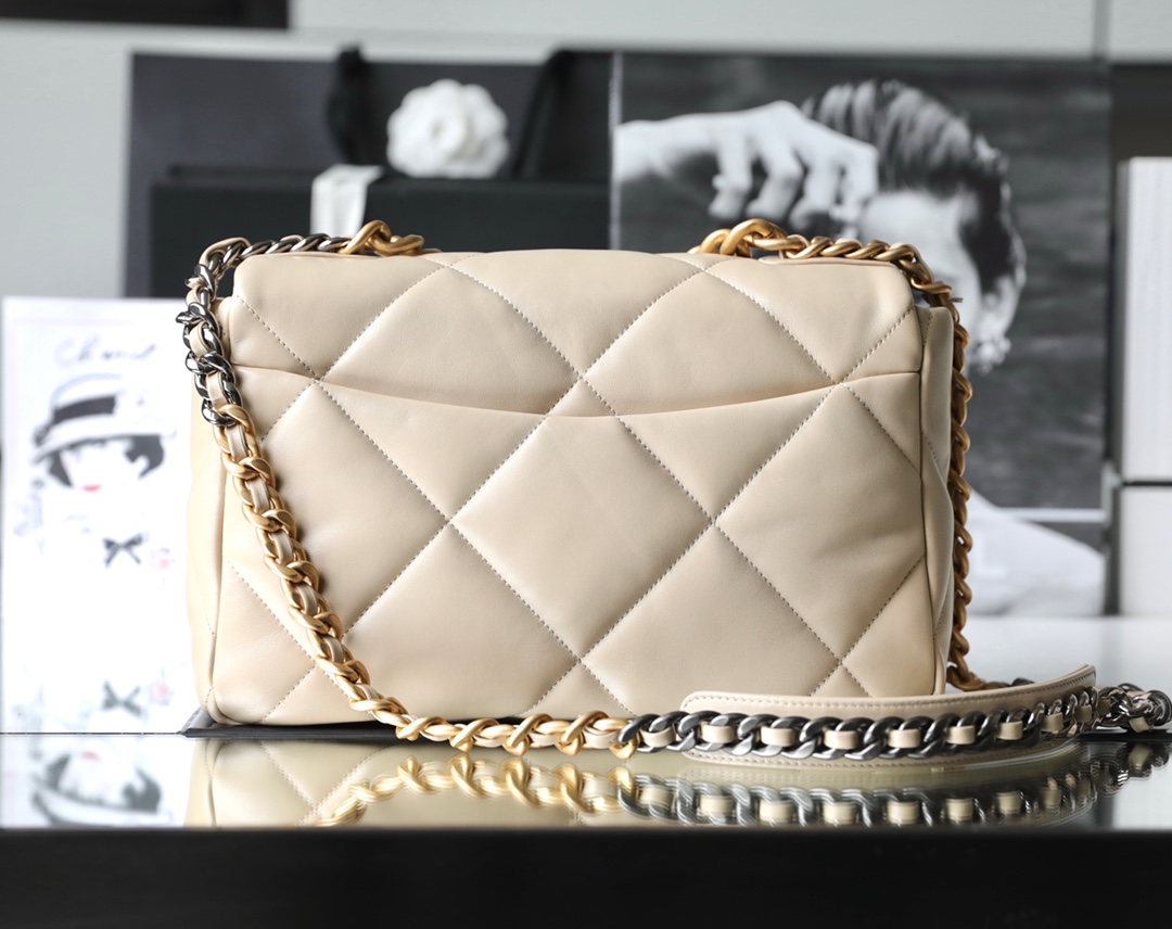 Chanel 19 angle 4