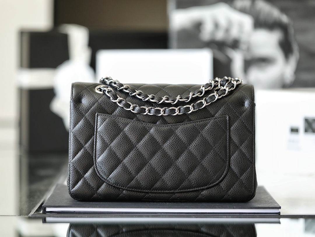 Classic flap bag angle 3