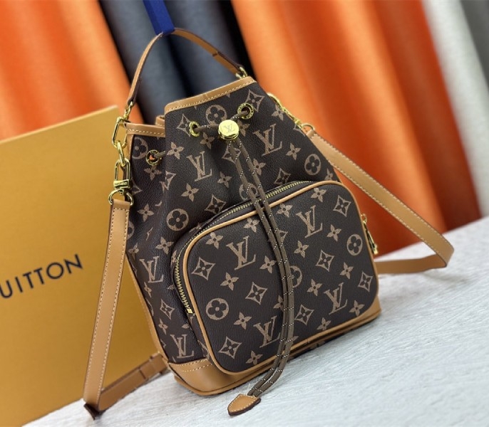 Monogram Canvas Noe Cargo angle 2