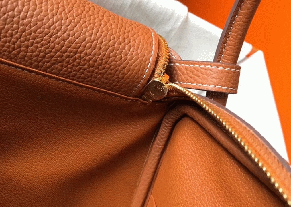 Luxury replica Hermes Lindy 26cm handbag in gold angle 3