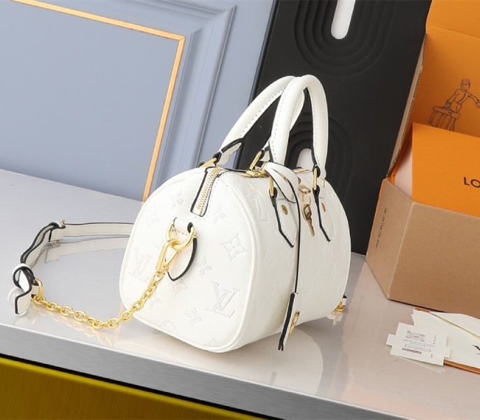 Louis Vuitton Other Leathers Speedy Bandouliere 20 Handbag In Quartz White angle 4