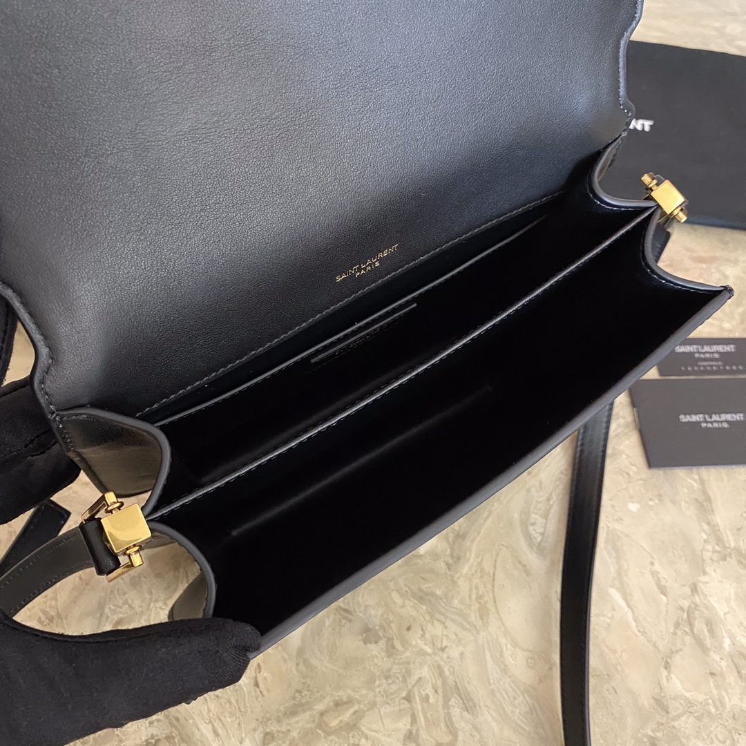SOLFERINO MEDIUM SOFT SATCHEL IN SUEDE AND SMOOTH LEATHER angle 3