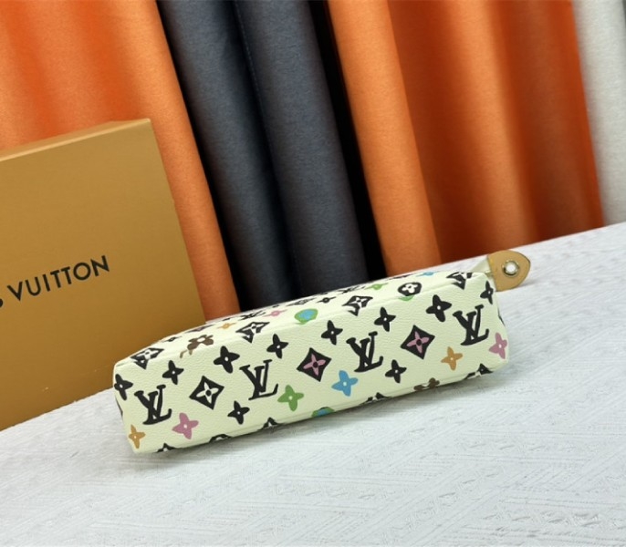 Louis Vuitton Monogram Craggy Voyage Souple Pochette In Vanilla angle 4