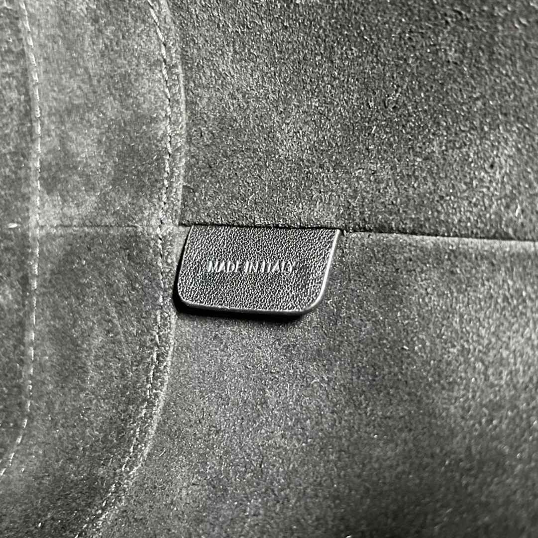 Top Quality Knockoff Celine Small Bucket Cuir Triomphe In Black Calfskin angle 4