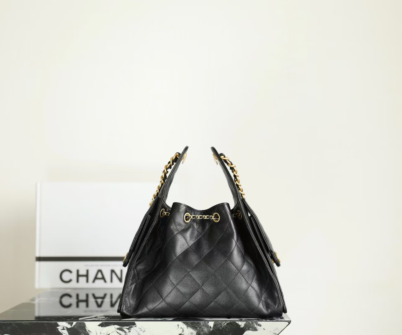 CHANEL 25 MEDIUM HANDBAG angle 3