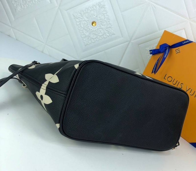 Louis Vuitton Neverfull MM Tote In Black angle 4