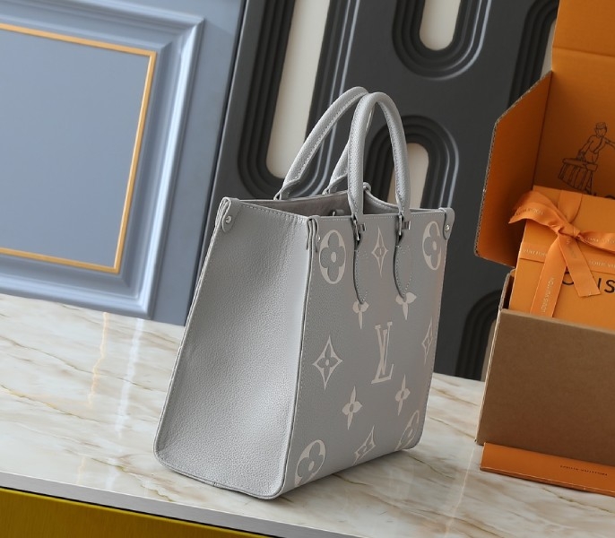 Monogram Empreinte OnTheGo MM Tote In Gray And White Quartz angle 3