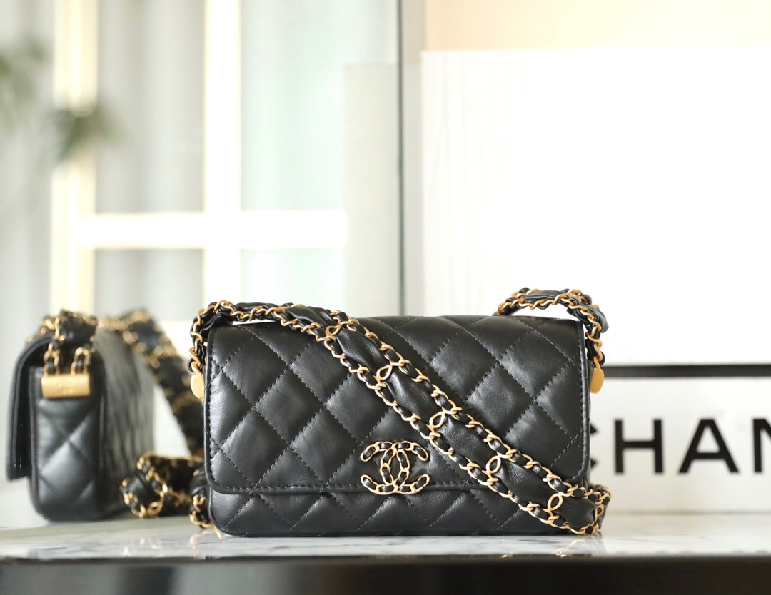 Flap bag angle 2