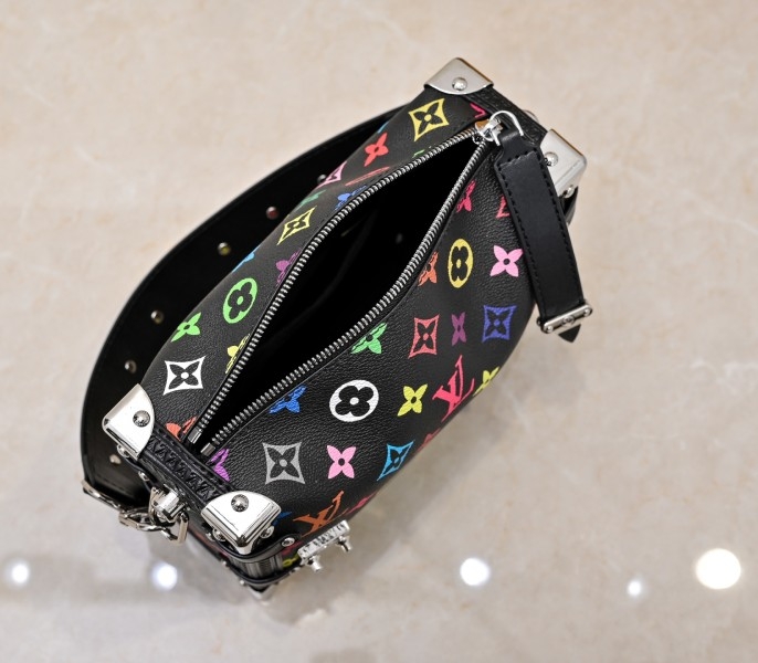 LV X TM Multicolored Side Trunk MM In Black angle 5