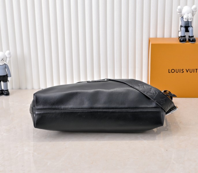 LV Night Vagabond Hobo In Black angle 3