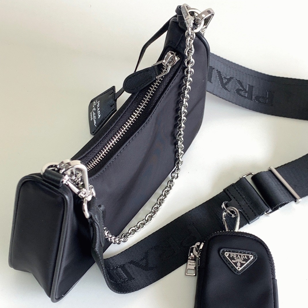 Prada Re-Edition Shoulder Bag Fake in Black angle 2