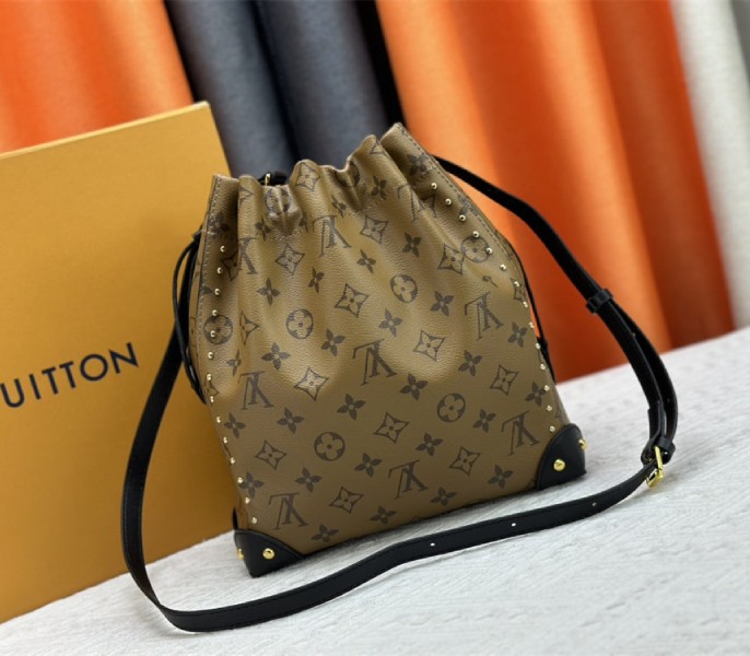 Monogram Reverse Canvas Noe Trunk PM angle 4