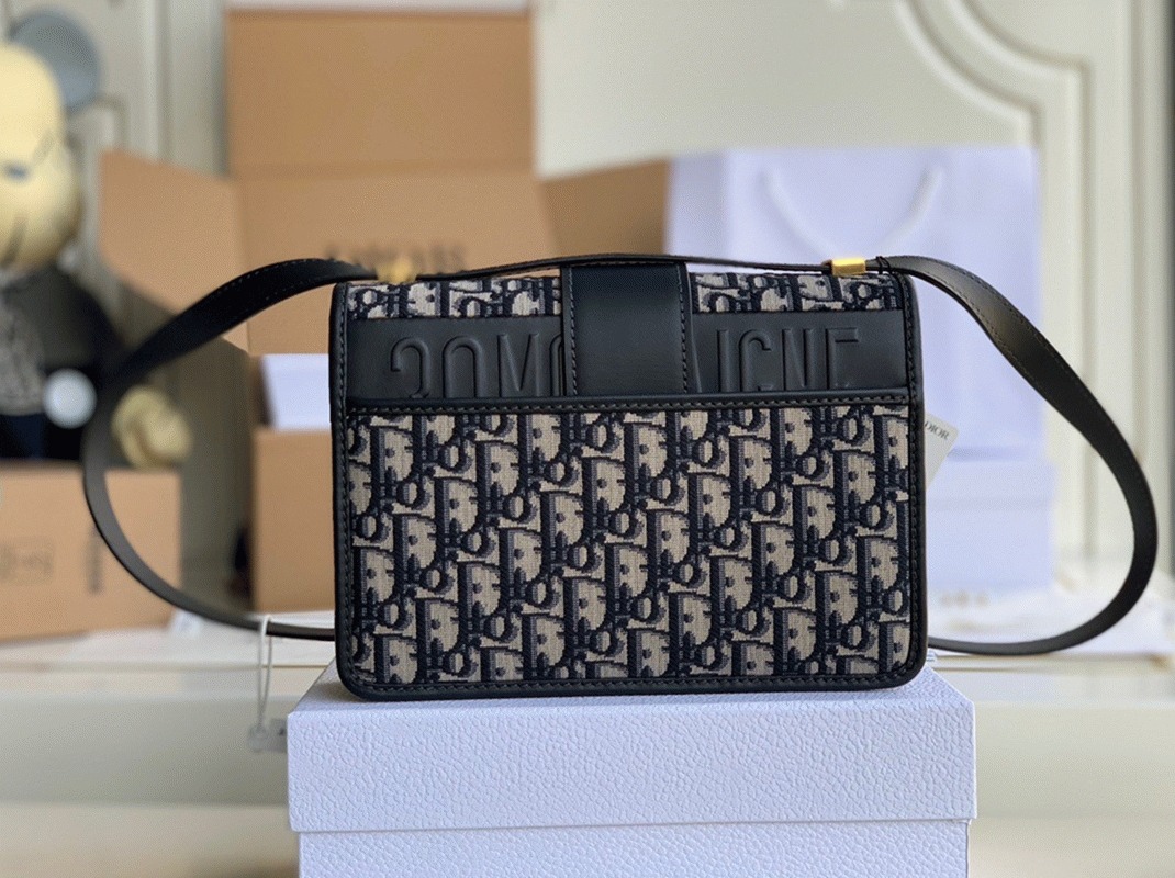 Dior 30 Montaigne Medium Bag Replica in Blue Dior Oblique Jacquard angle 4