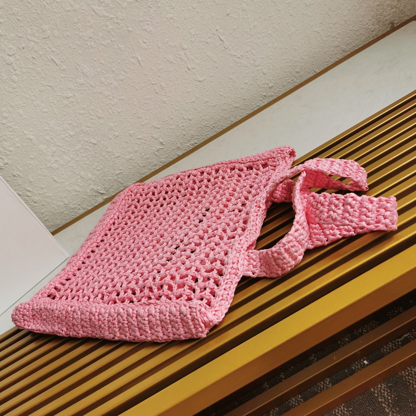 Prada Small Tote Bag Imitation in Pink Woven Raffia angle 3