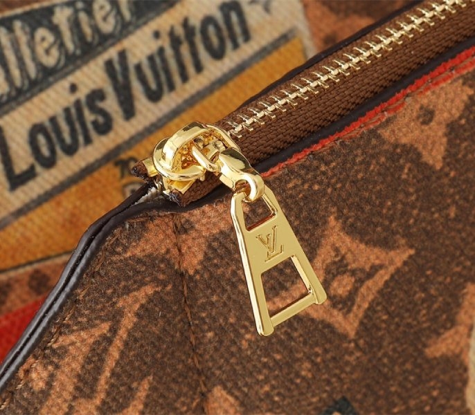 Louis Vuitton Flight Mode Onthego Voyage angle 5