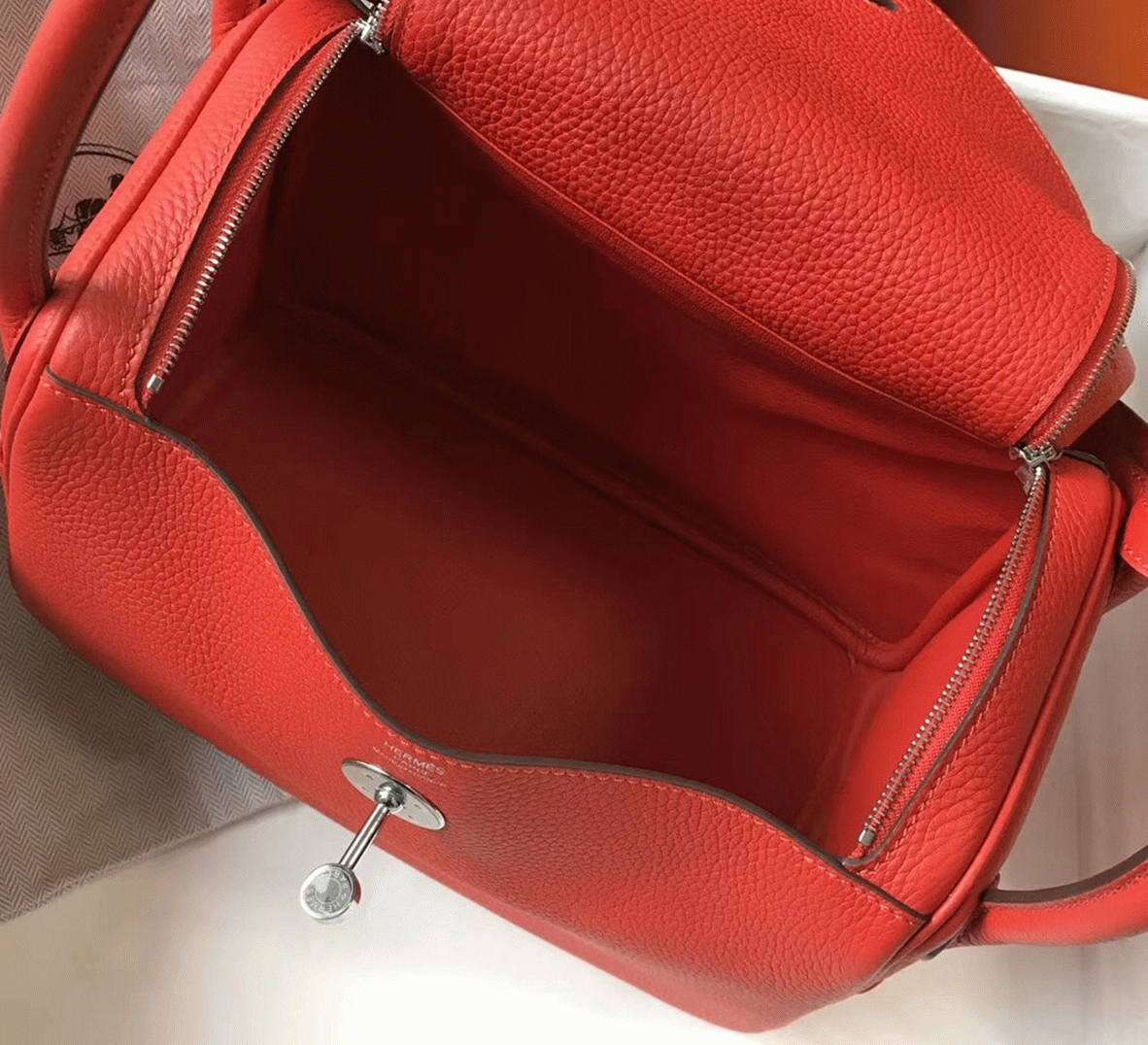 Fake Hermes Lindy 26cm handbag in red angle 2