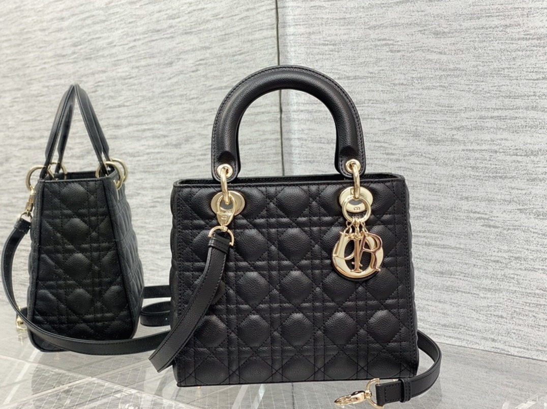 Dior Lady Dior Medium Bag Fake in Noir angle 5