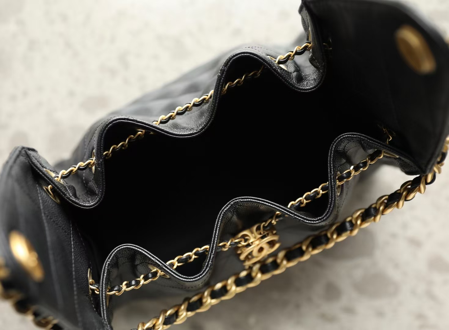 CHANEL 25 MEDIUM HANDBAG angle 5