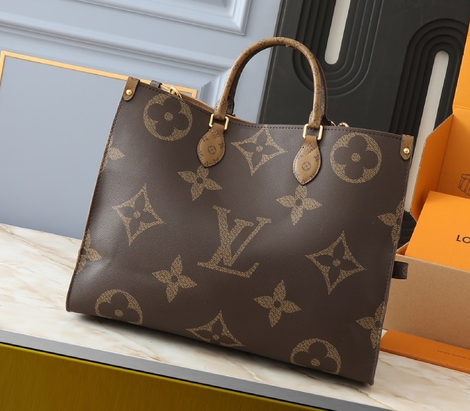 Monogram Reverse Canvas OnTheGo Voyage angle 2