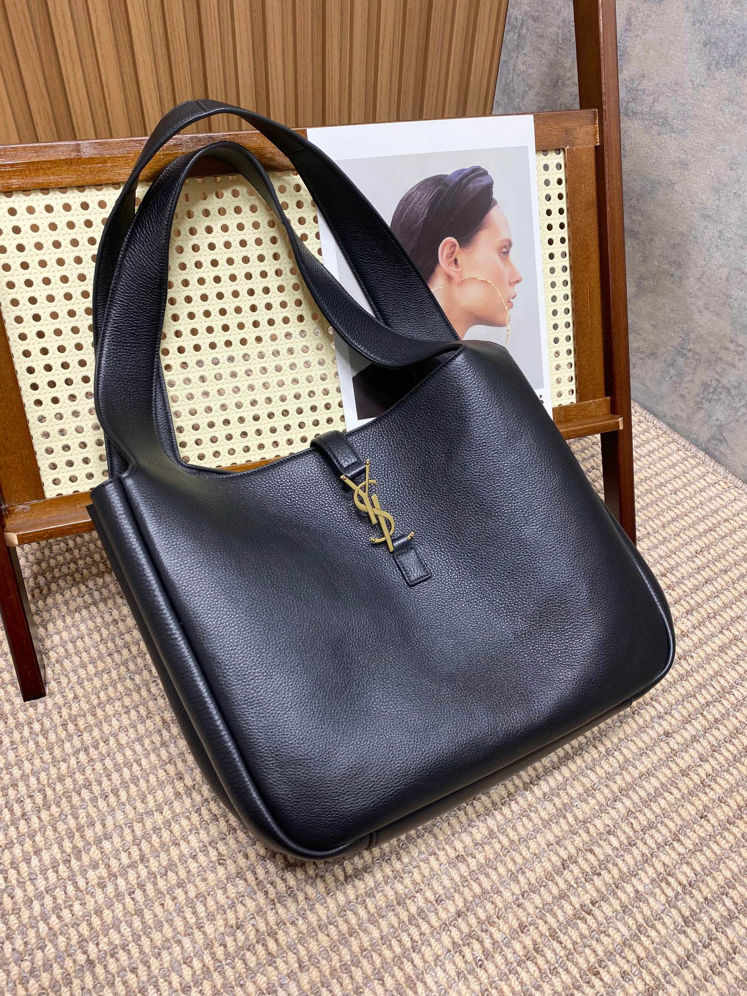YSL BEA IN GRAINED LEATHER angle 4
