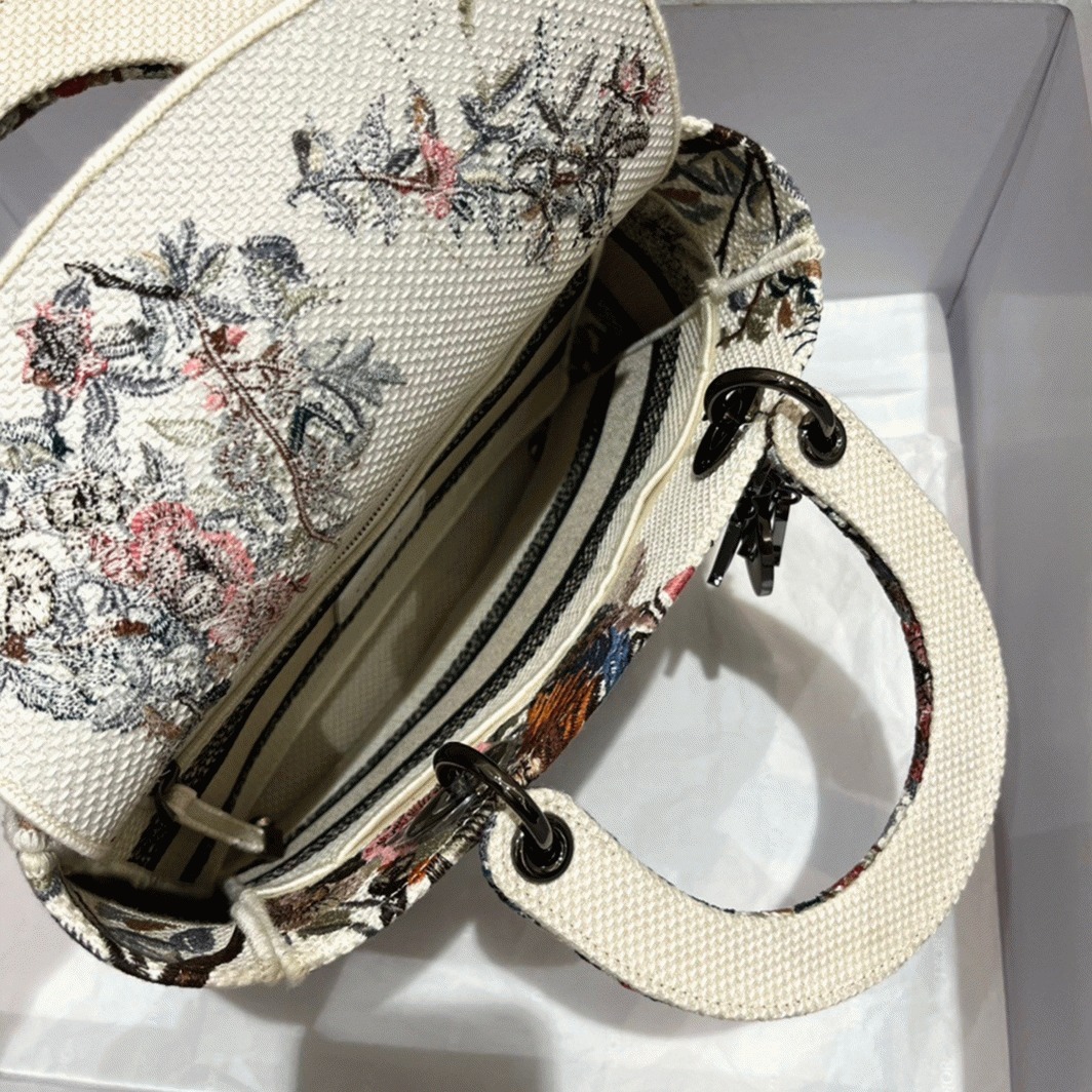Dior Lady D-Lite Medium Bag Imitation in White Jardin d Hiver Embroidery angle 5